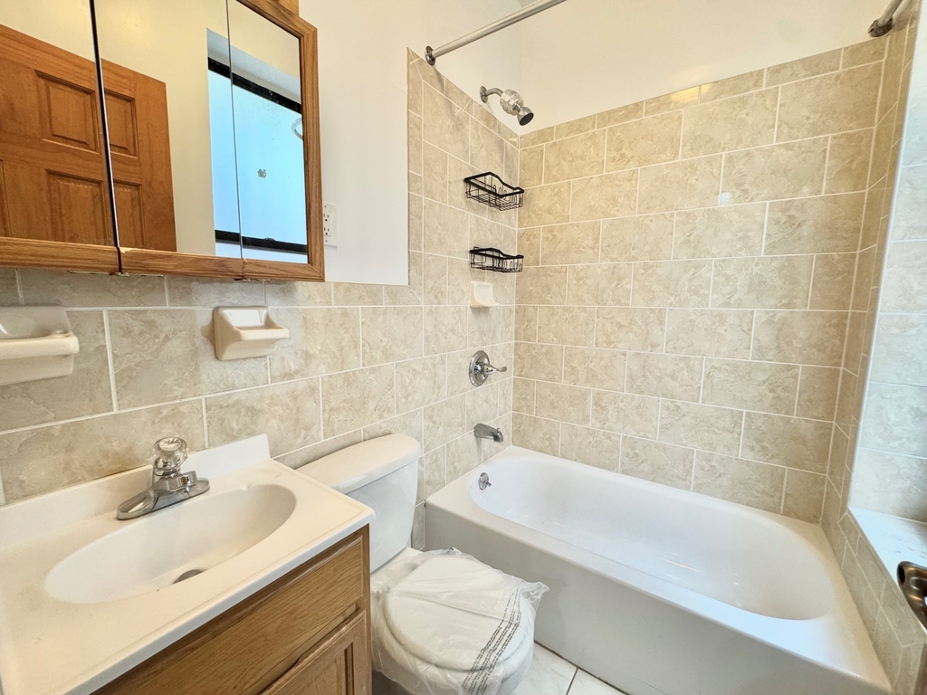 3135 Broadway - Photo 4