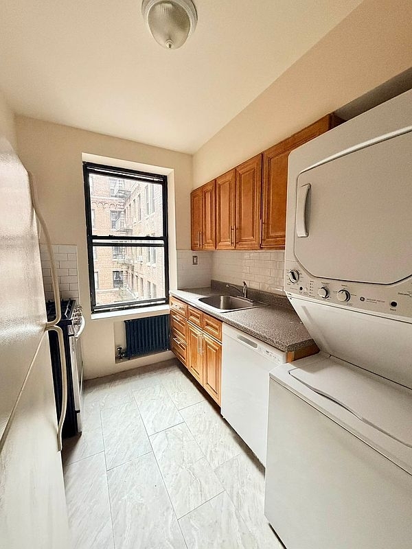 Metropolitan Avenue - Photo 9