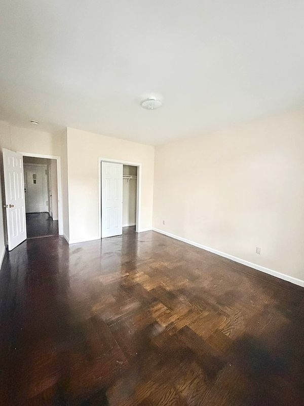 Metropolitan Avenue - Photo 1