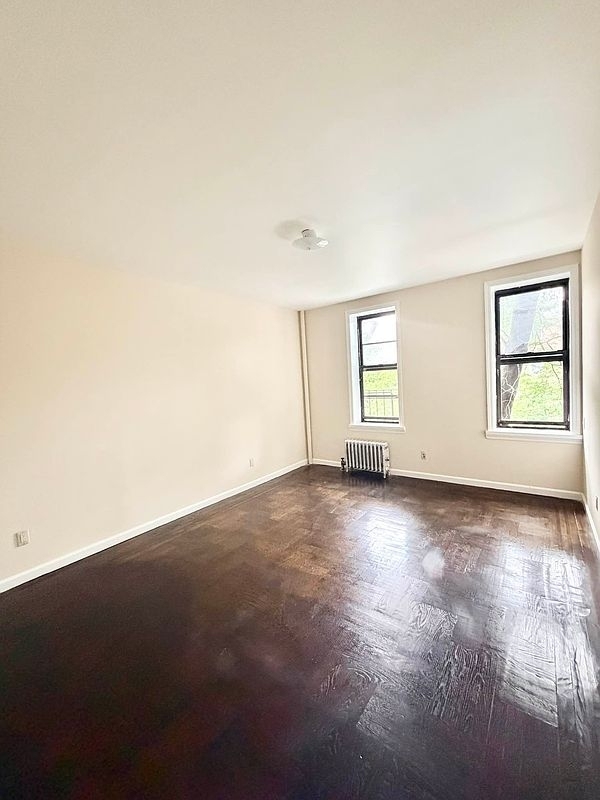 Metropolitan Avenue - Photo 2