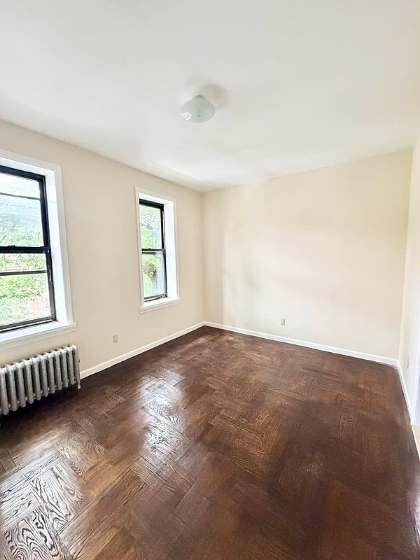 Metropolitan Avenue - Photo 3
