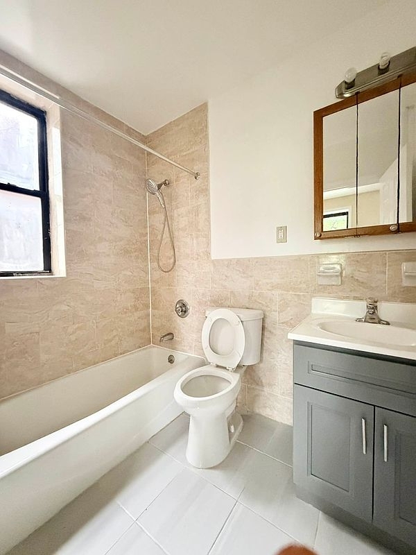 Metropolitan Avenue - Photo 10