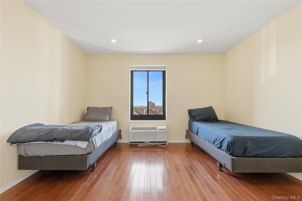 100 W Broadway - Photo 10