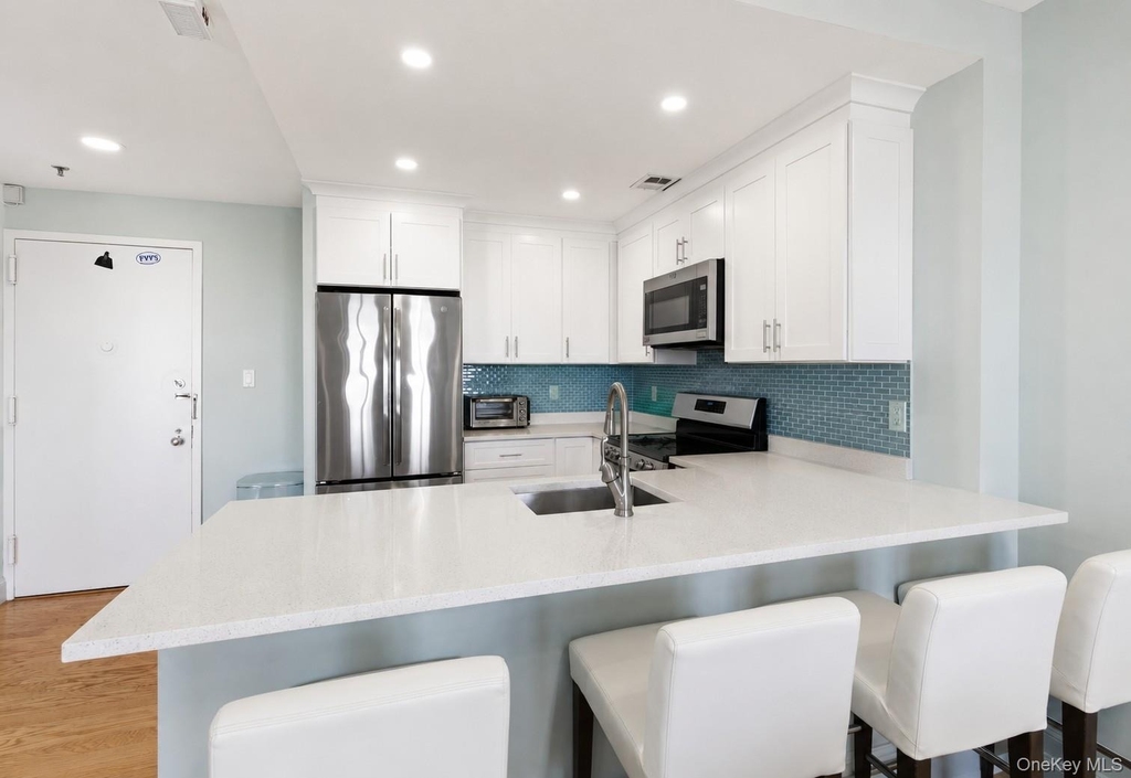 100 W Broadway - Photo 5