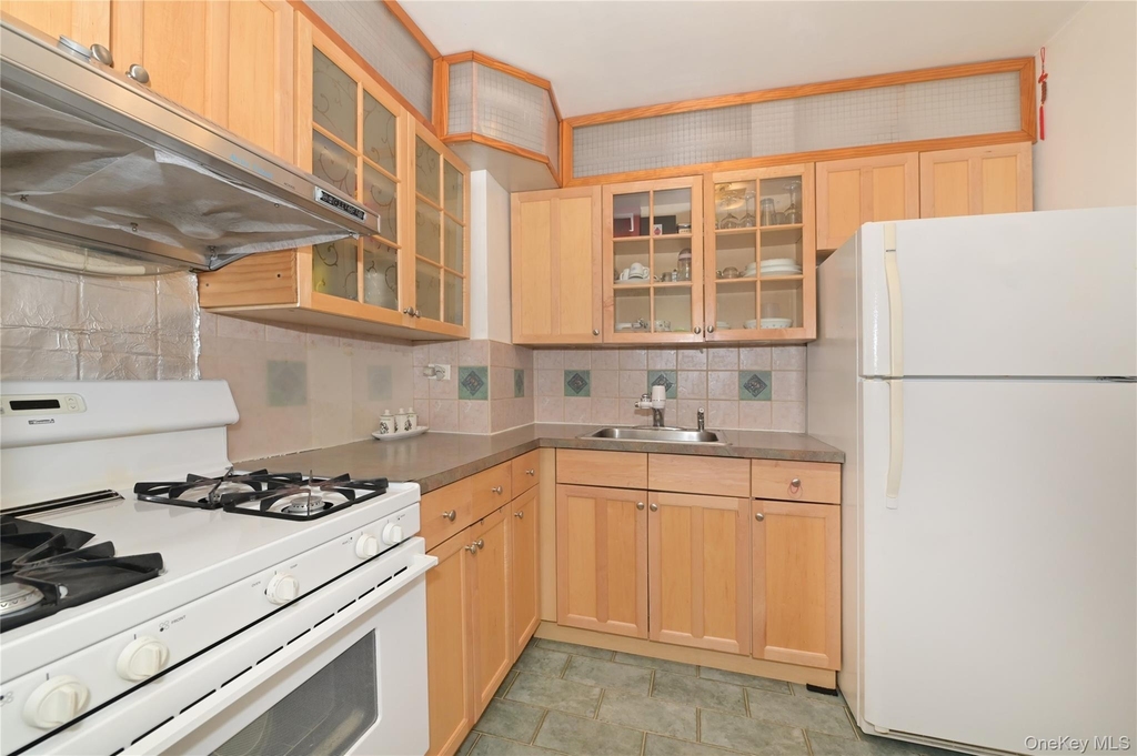 61-20 Grand Central Parkway - Photo 6