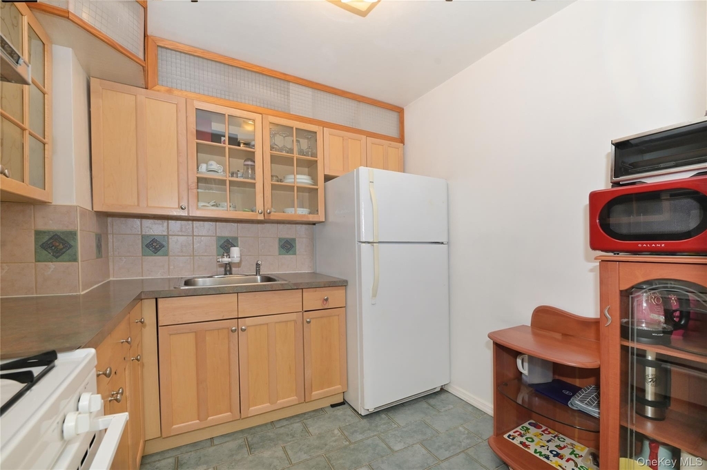 61-20 Grand Central Parkway - Photo 5