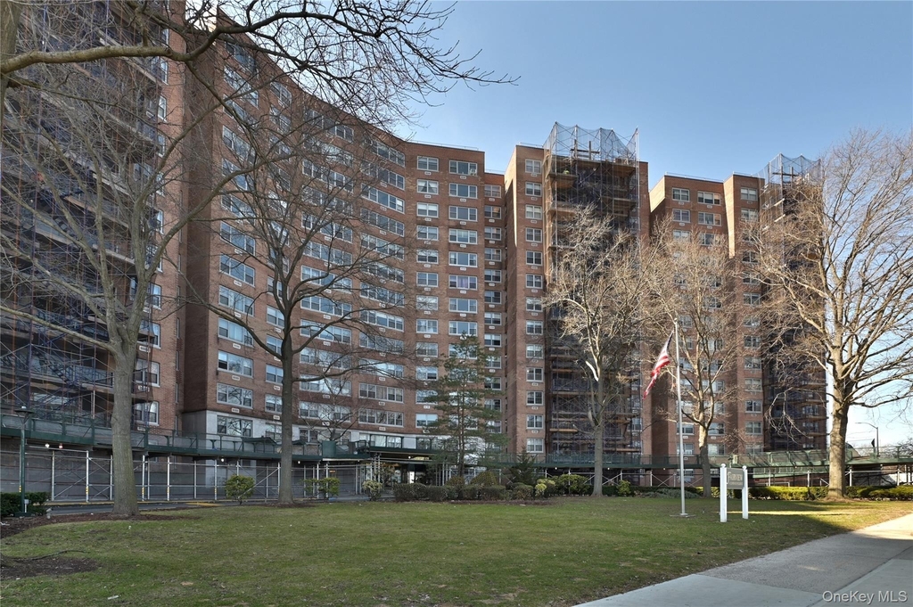 61-20 Grand Central Parkway - Photo 14