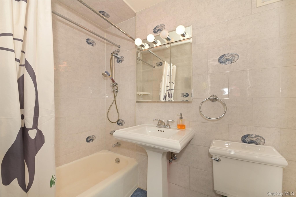 61-20 Grand Central Parkway - Photo 9