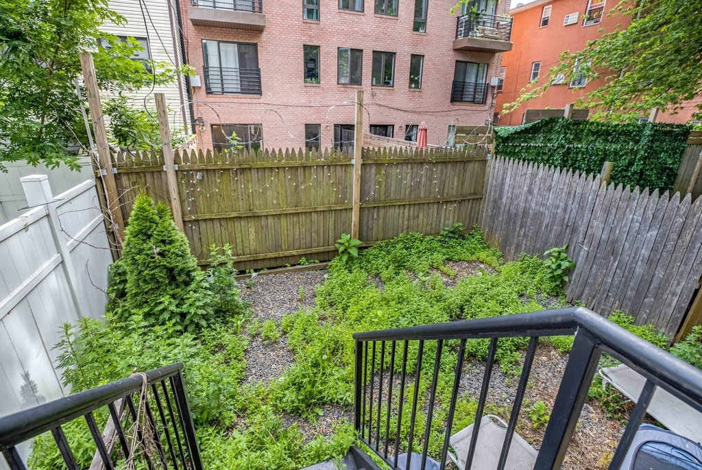 248 Bainbridge Street - Photo 2