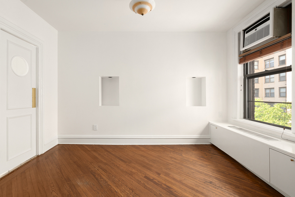 129 E 17th Street - Photo 8