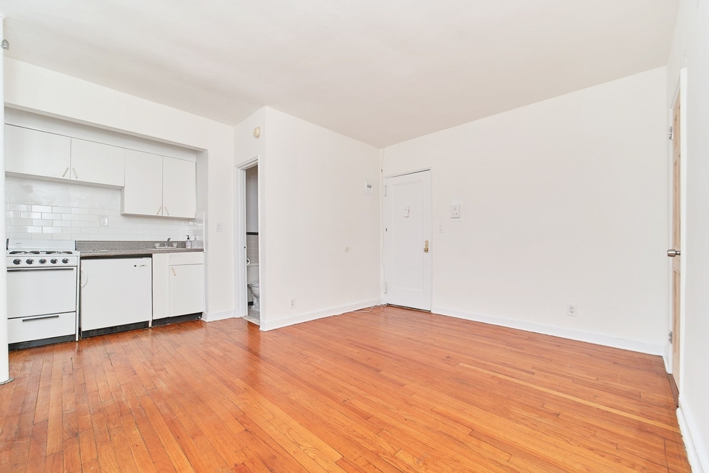 400 W 45th Street - Photo 6