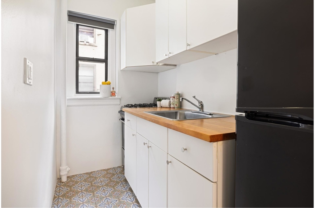 240 E 24th Street - Photo 2