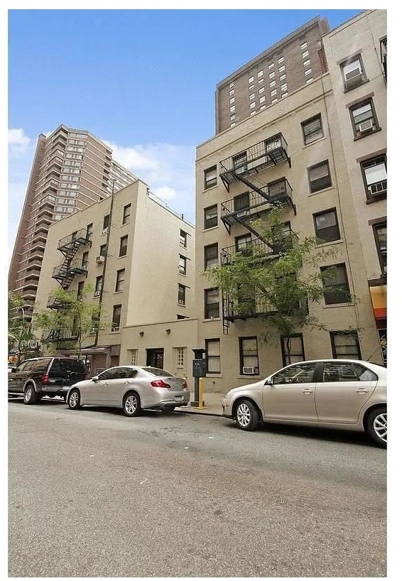 240 E 24th Street - Photo 6
