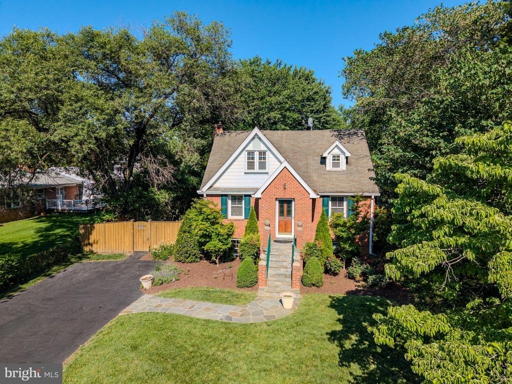 903 Crestview Drive - Photo 0
