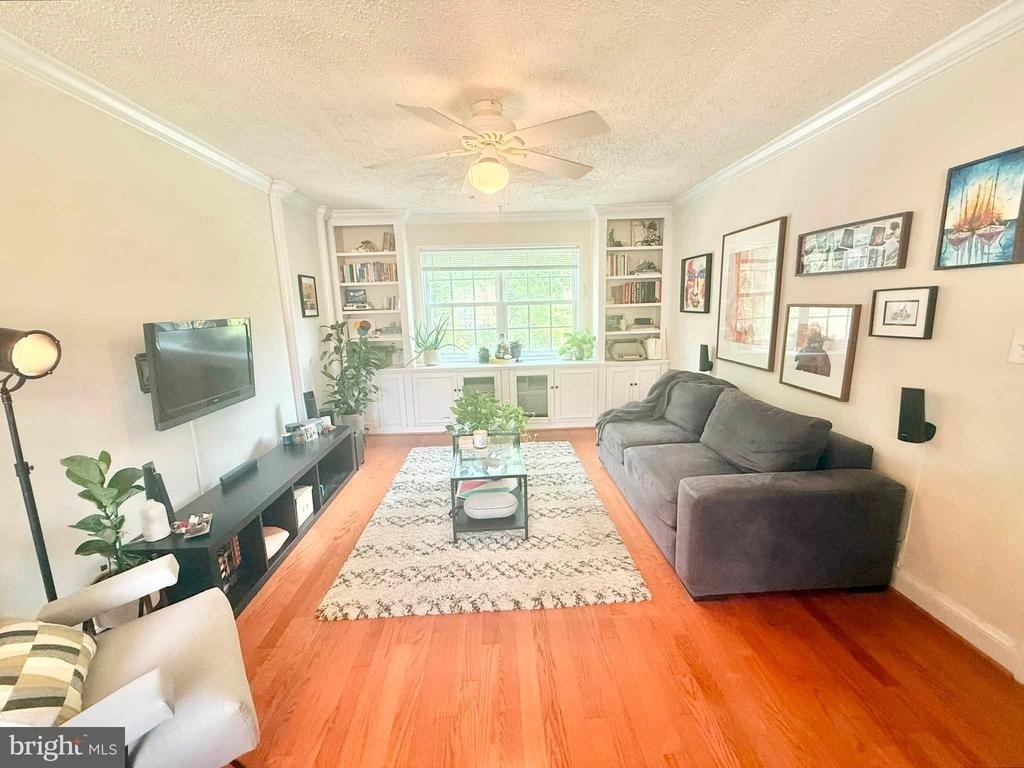 1616 W Abingdon Drive W - Photo 2