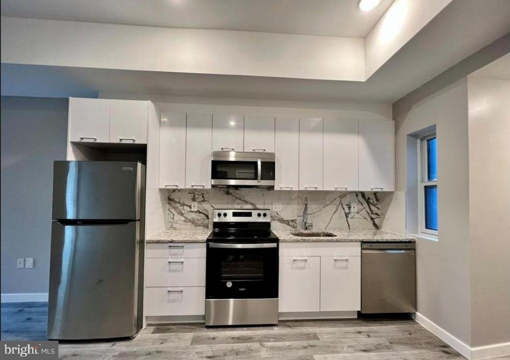 1621 Ridge Avenue - Photo 2