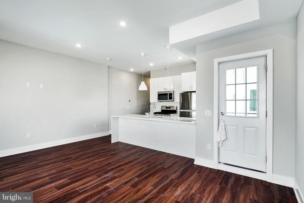 1527 Ridge Avenue - Photo 3