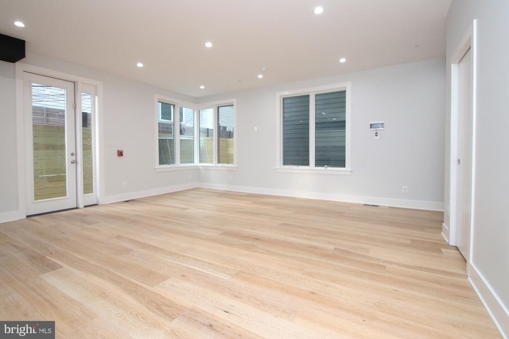 810 N Uber Street - Photo 5