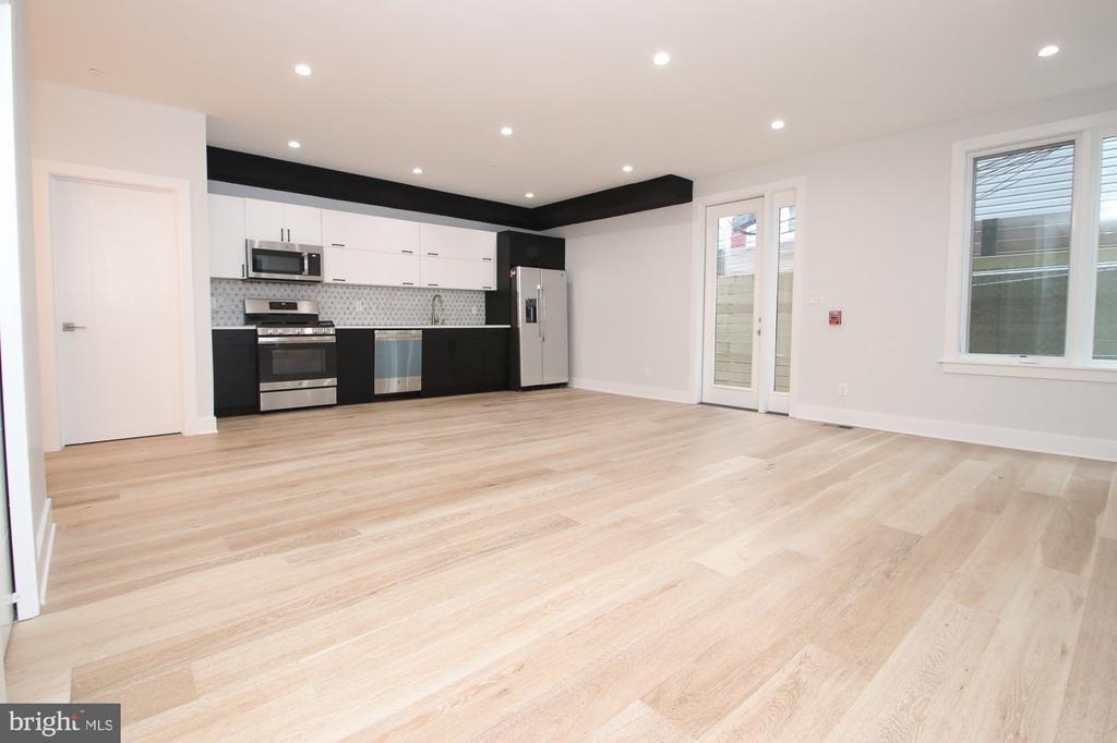 810 N Uber Street - Photo 2