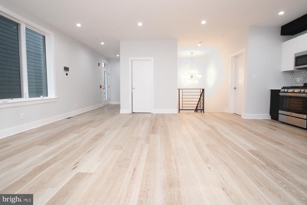 810 N Uber Street - Photo 11