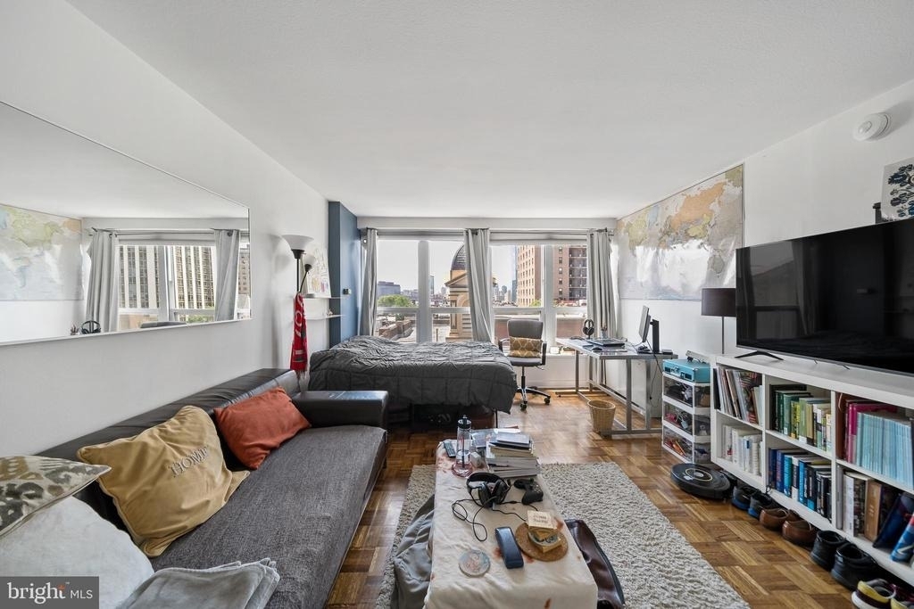 224 W Rittenhouse Square - Photo 1
