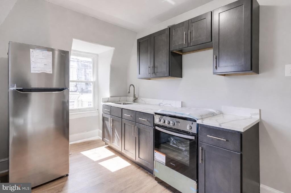 524 E Johnson Street - Photo 1