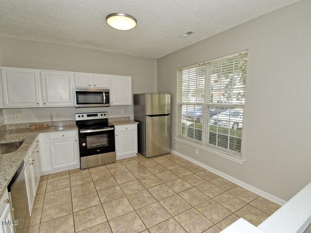 314 Canyon Lake Circle - Photo 3