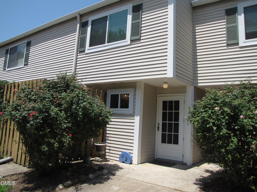 220 Elizabeth Street - Photo 0