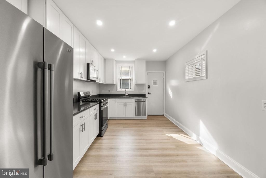 1827 Bank Street - Photo 9