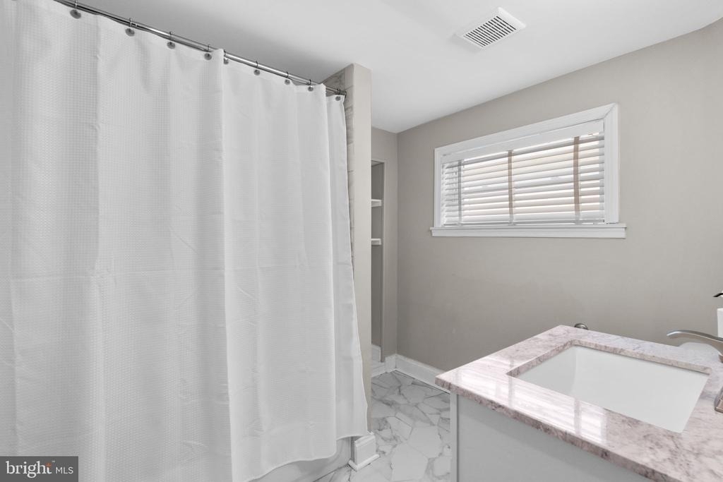 1827 Bank Street - Photo 16