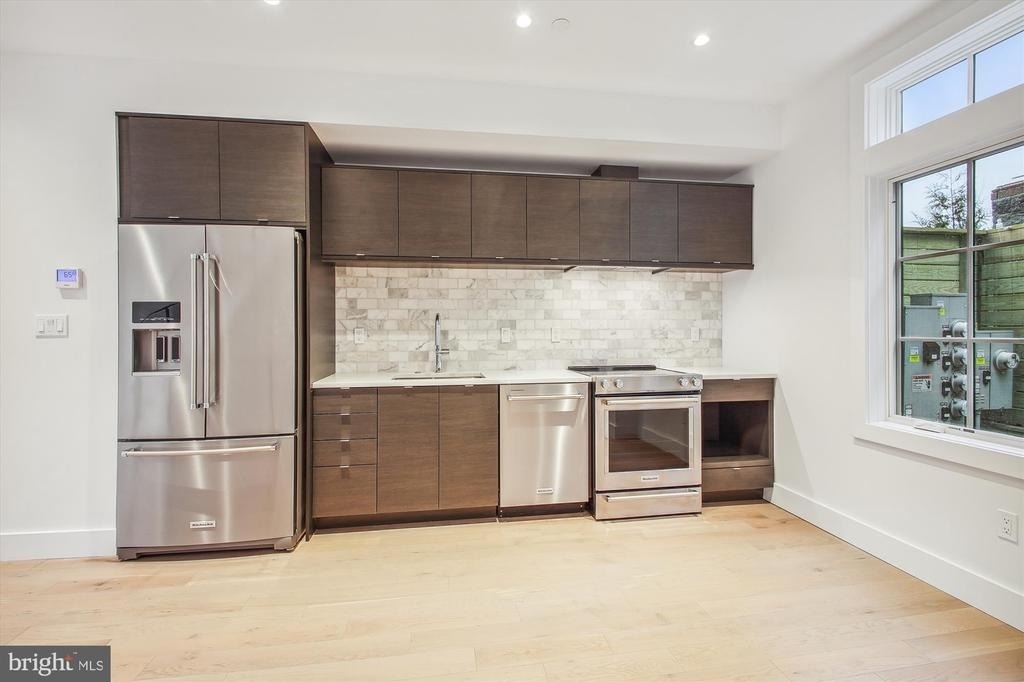 699 Giddings Avenue - Photo 4