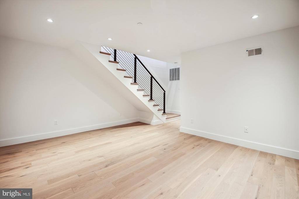 699 Giddings Avenue - Photo 13
