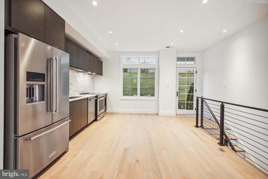 699 Giddings Avenue - Photo 3