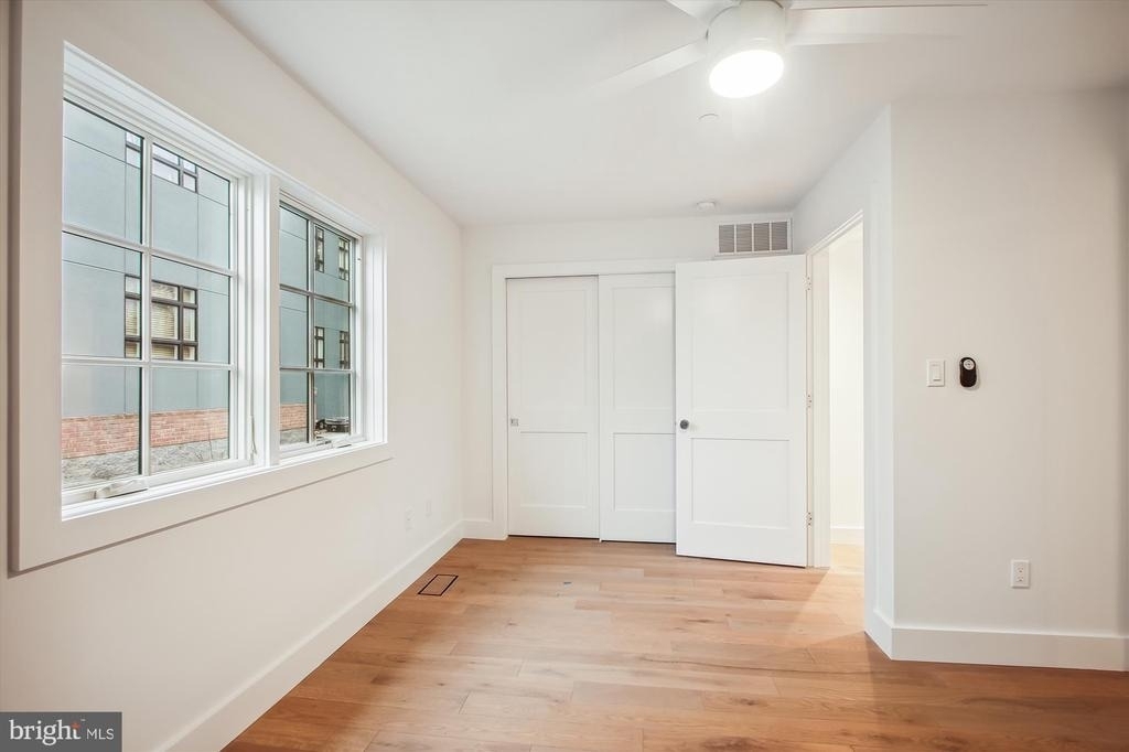 699 Giddings Avenue - Photo 8