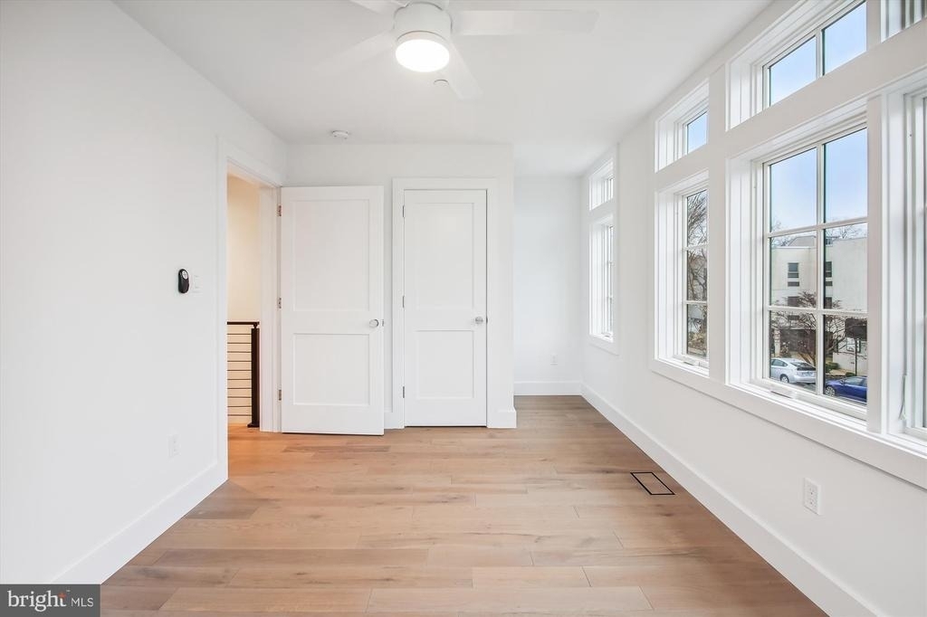 699 Giddings Avenue - Photo 12