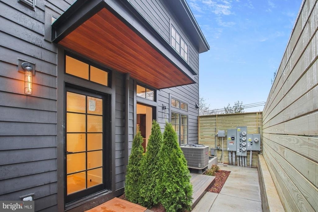 699 Giddings Avenue - Photo 18