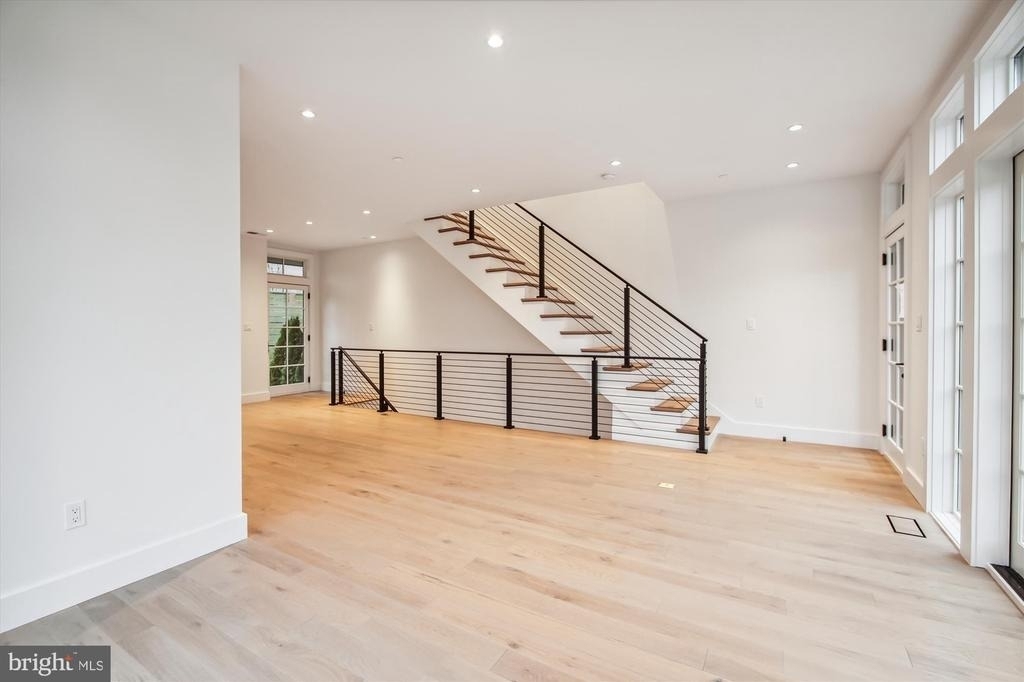 699 Giddings Avenue - Photo 7