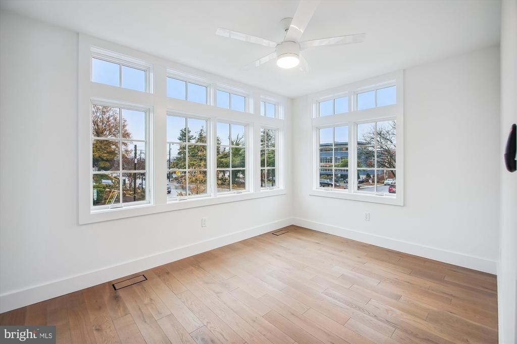 699 Giddings Avenue - Photo 11