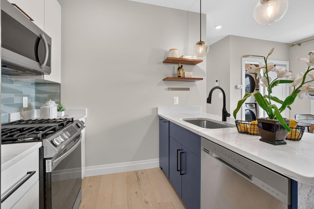 1102 Staples Street Ne - Photo 6