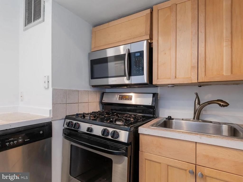1704 V Street Nw - Photo 2
