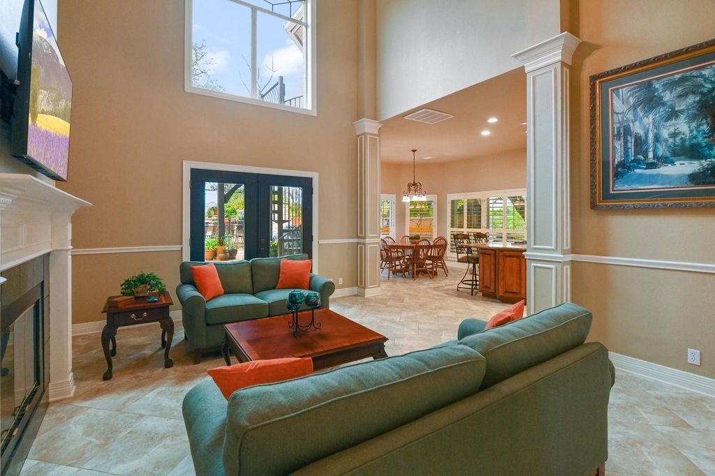 215 Tellus St - Photo 4