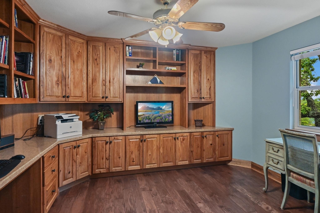 215 Tellus St - Photo 15
