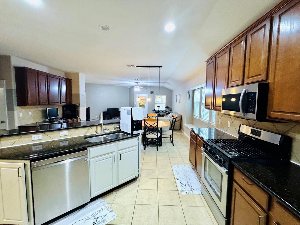 2512 Ericanna Ln - Photo 6