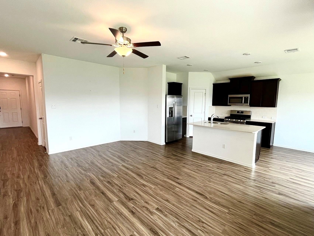 112 Wolseley Dr - Photo 3