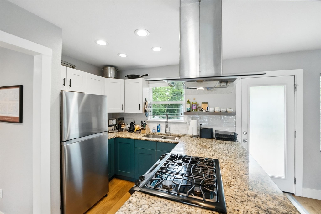 6501 Hickman Ave - Photo 3