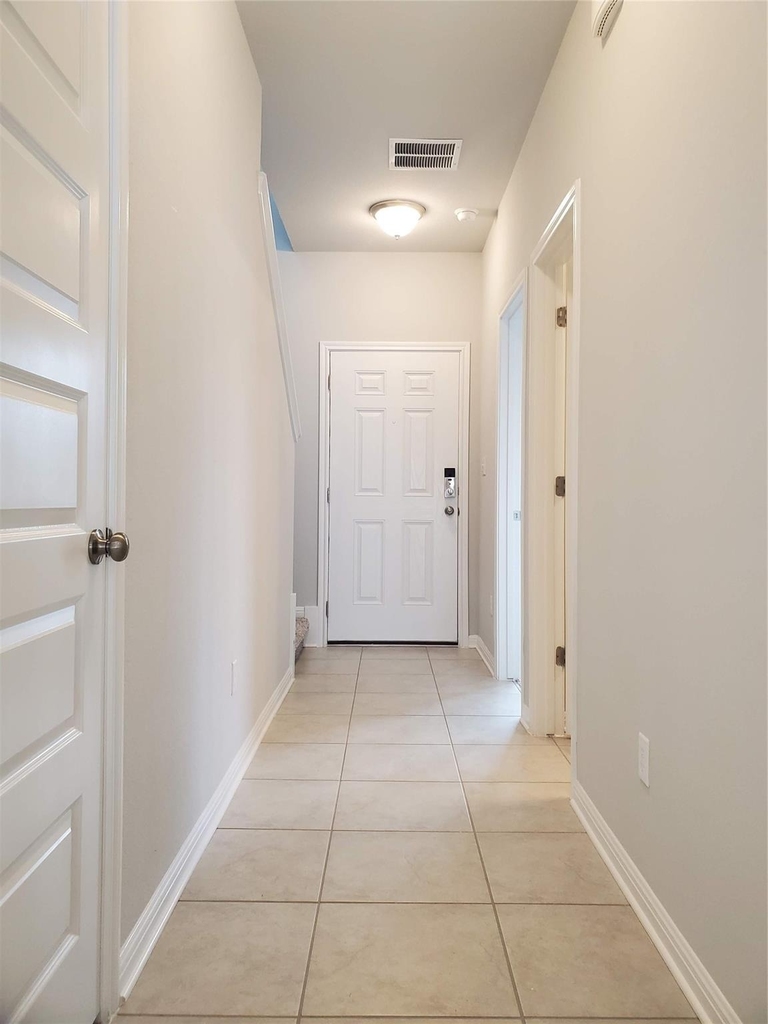 1717 Fountain Bridge Dr - Photo 3