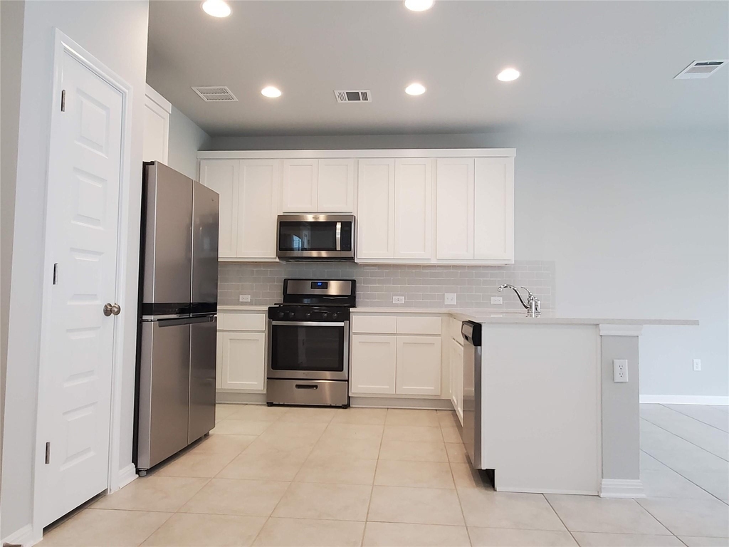 1717 Fountain Bridge Dr - Photo 4