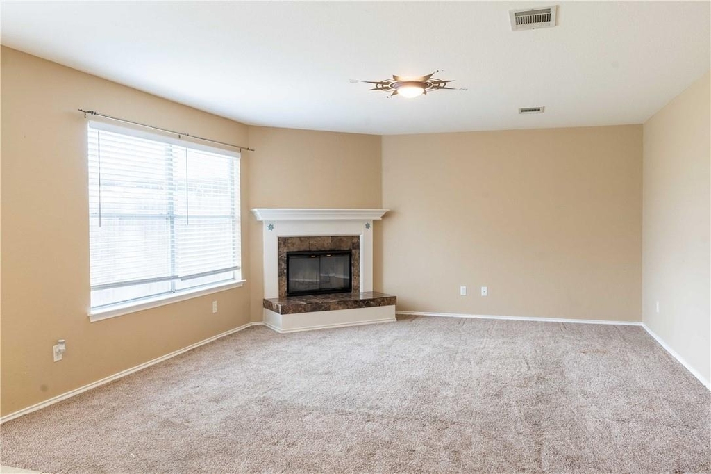 1608 Diana Dr - Photo 2