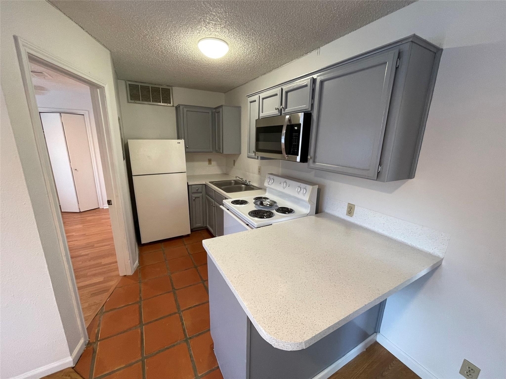 2514 Pearl St - Photo 2