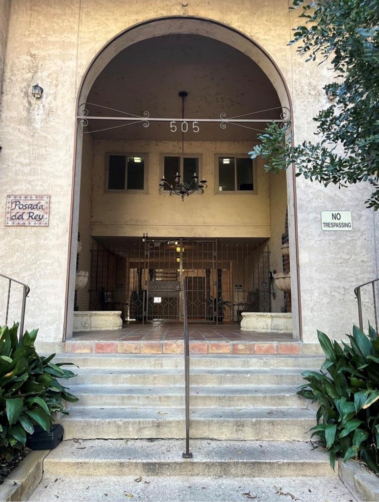 505 W 7th St - Photo 2